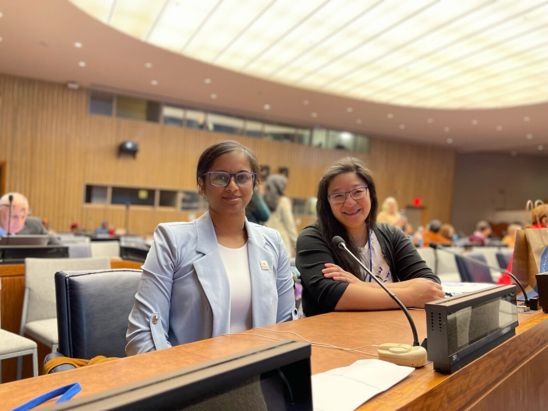 La dottoressa Melanie Ratnam e la dottoressa Poh Tan presso la sede delle Nazioni Unite a New York per CSW67.