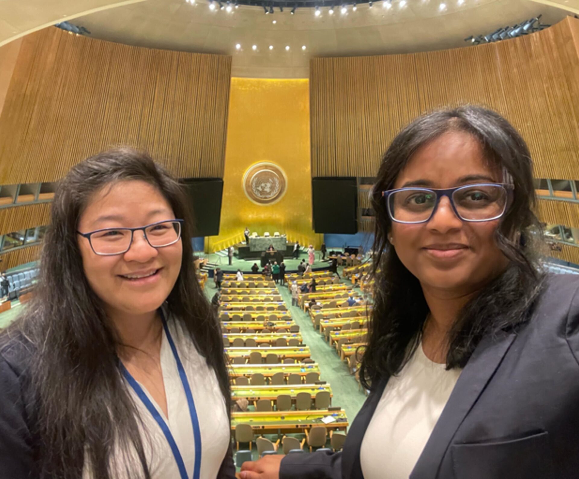Dr. Poh Tan und Dr. Melanie Ratnam am Hauptsitz der Vereinten Nationen in New York City für CSW67 (1)